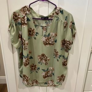 🌹3/$10 Charmed green hi-low hem short sleeve, cuffed blouse sz L